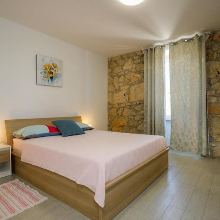 Appartamento Oliva Vrbnik Esterno foto